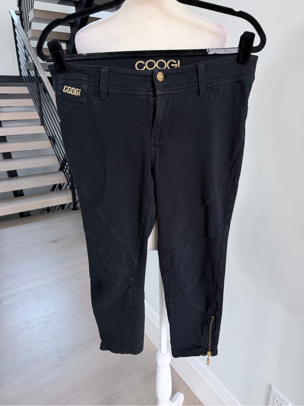 Vintage Y2K COOGI Black Ankle Cropped Jeans with Gold Accents size M